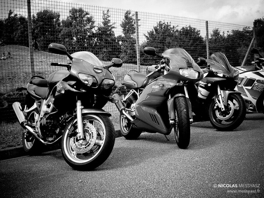 Sentir la gomme chaude en bordure de piste