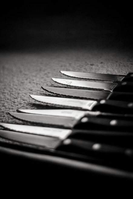 Les couteaux ne tournent plus dans les plaies