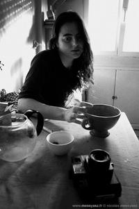La fille avec le gros chat gris