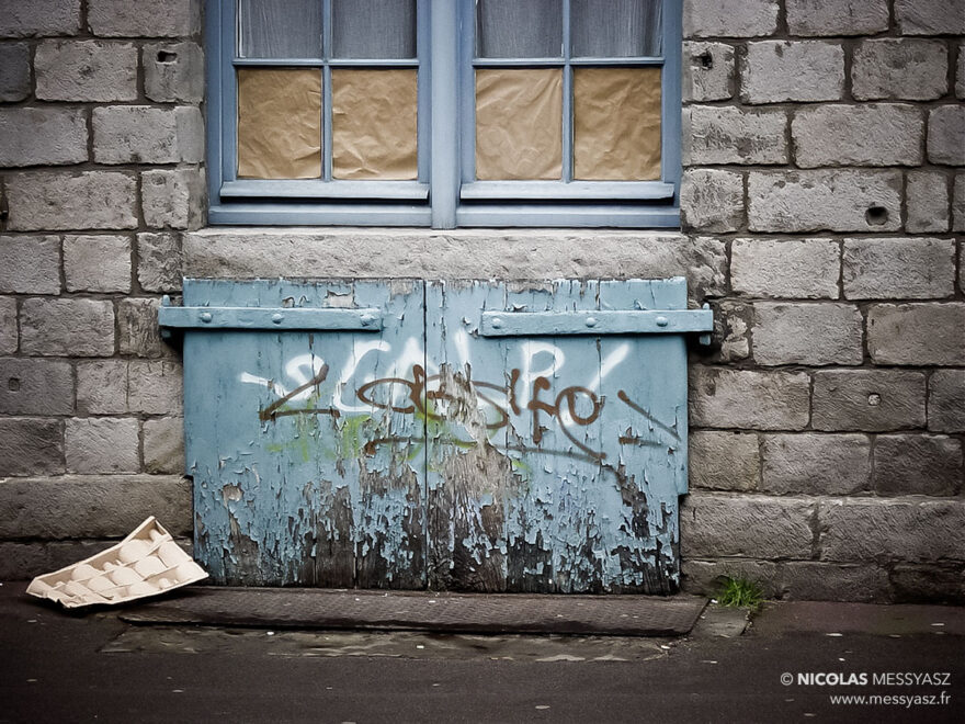 Les yeux dans les coins de murs.