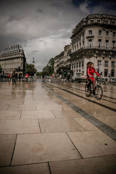 La fille en ciré rouge