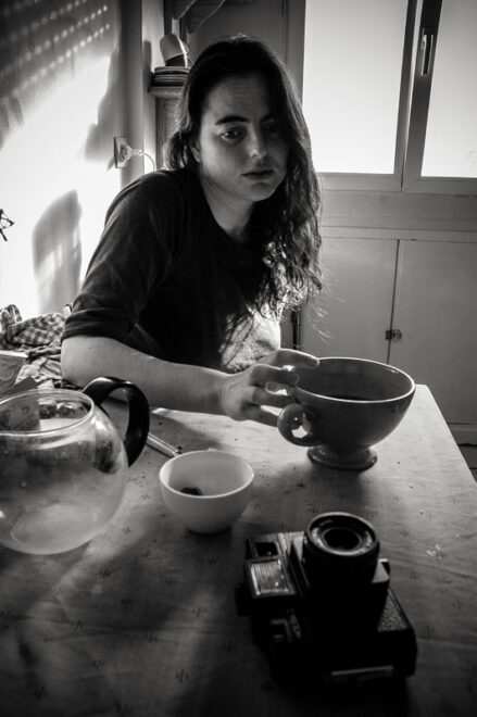 La fille avec le gros chat gris