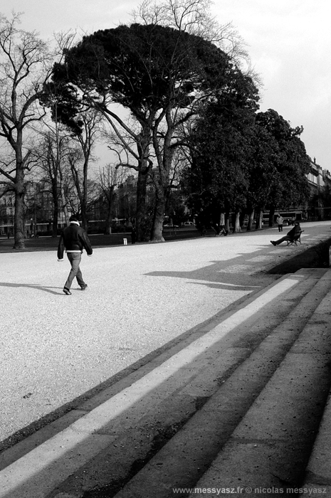 Je regarde, tu passes, il voit...