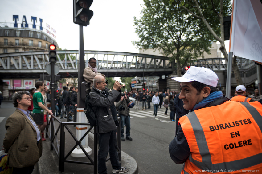 Barbès, le plus grand bureau de tabac à ciel ouvert