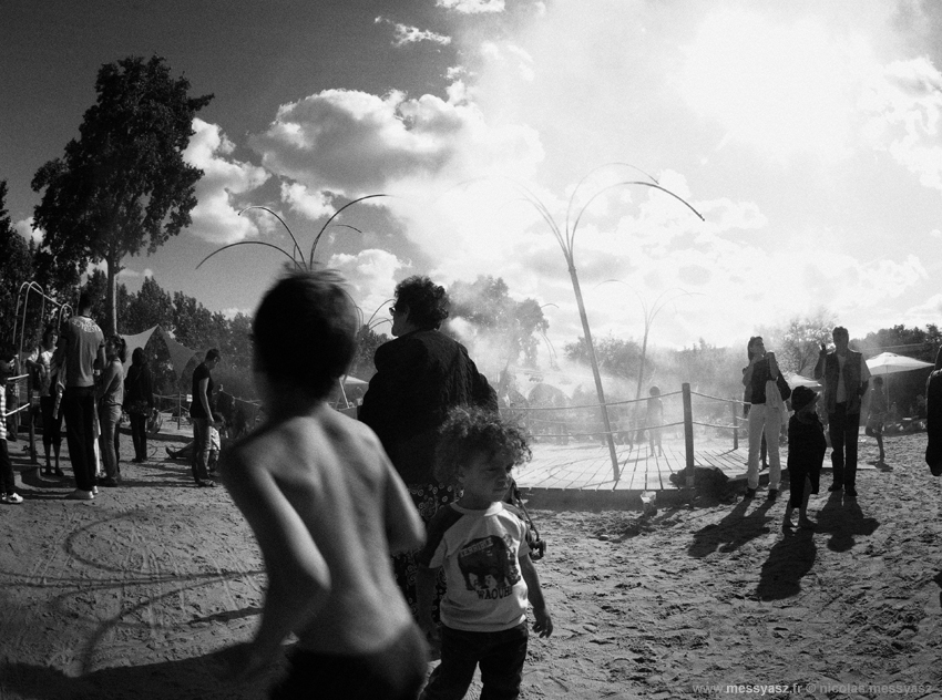 Des pavés sous la plage