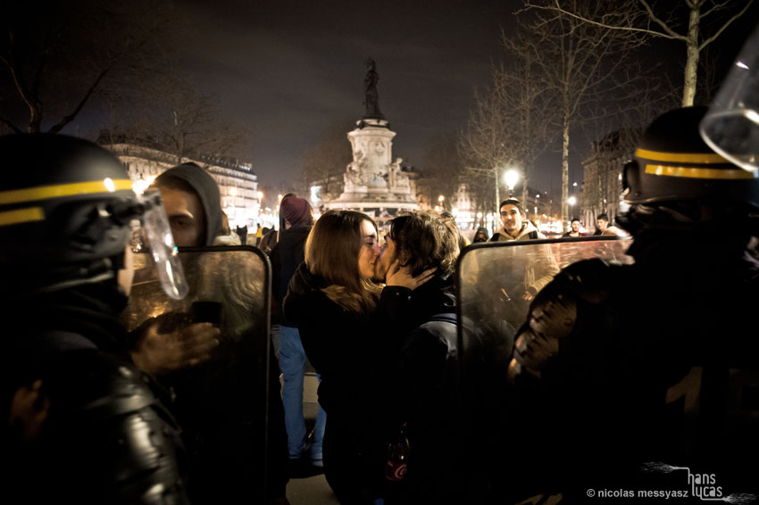 Les Amoureux Debouts (entre les CRS)