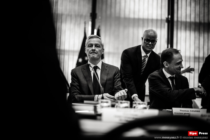 Le Ministre courbe à sa gauche Le Ministre courbe à sa gauche