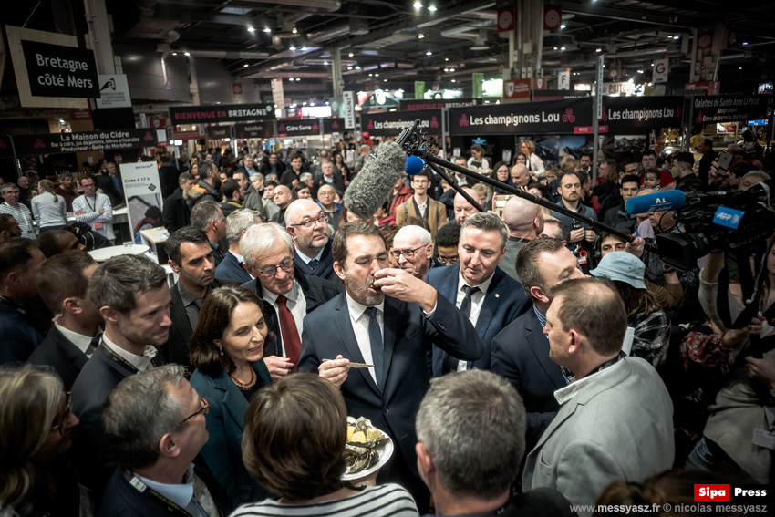 Le ministre déguste au Salon