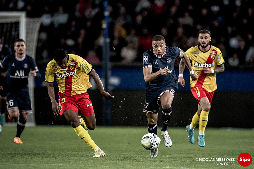 Dans le silence du parc des Princes